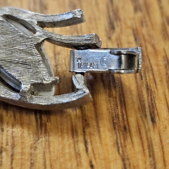 Trifari Vintage Bracelet Silver and White Thermoset clasp - Picture 3 of 3